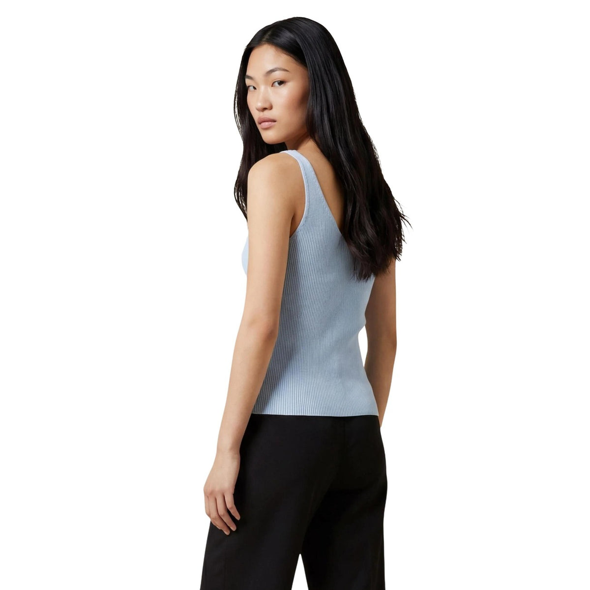Canotta azzurra Jacqueline De Yong azzurra, scollo a V, 80% viscosa e 20% nylon; top estivo smanicato con vestibilità confortevole, lavabile a macchina a 30°. Vista posteriore