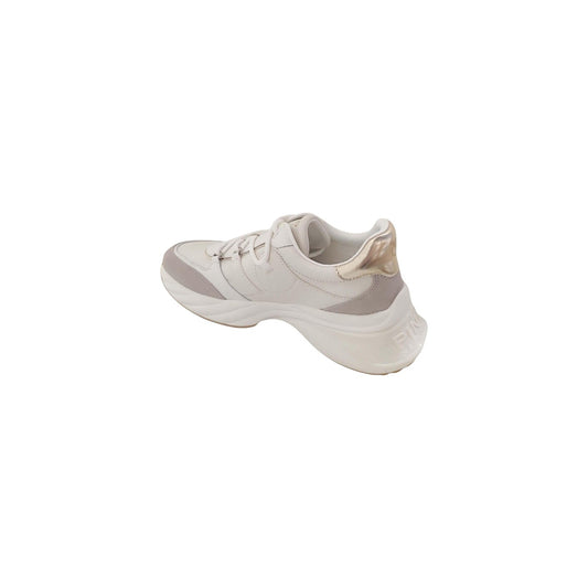Scarpe Pinko Ariel bianche donna SS0215P021. Sneakers basse platform in pelle bianca con suola chunky da 4 cm, logo metallico, inserto laminato argentato sul tallone, scarpe casual donna 4 stagioni.