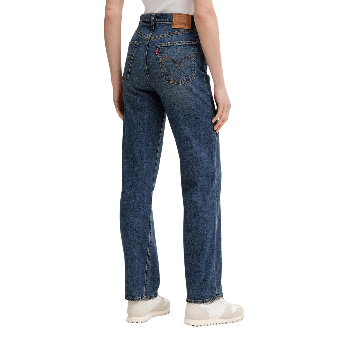 Jeans Levi's donna blu slim modello 72693-0281. Pantaloni in denim blu scuro a vita alta, vestibilità aderente modellante in tessuto elasticizzato misto cotone e lyocell, con cuciture classiche e patch con logo Levi's sul retro della cintura.