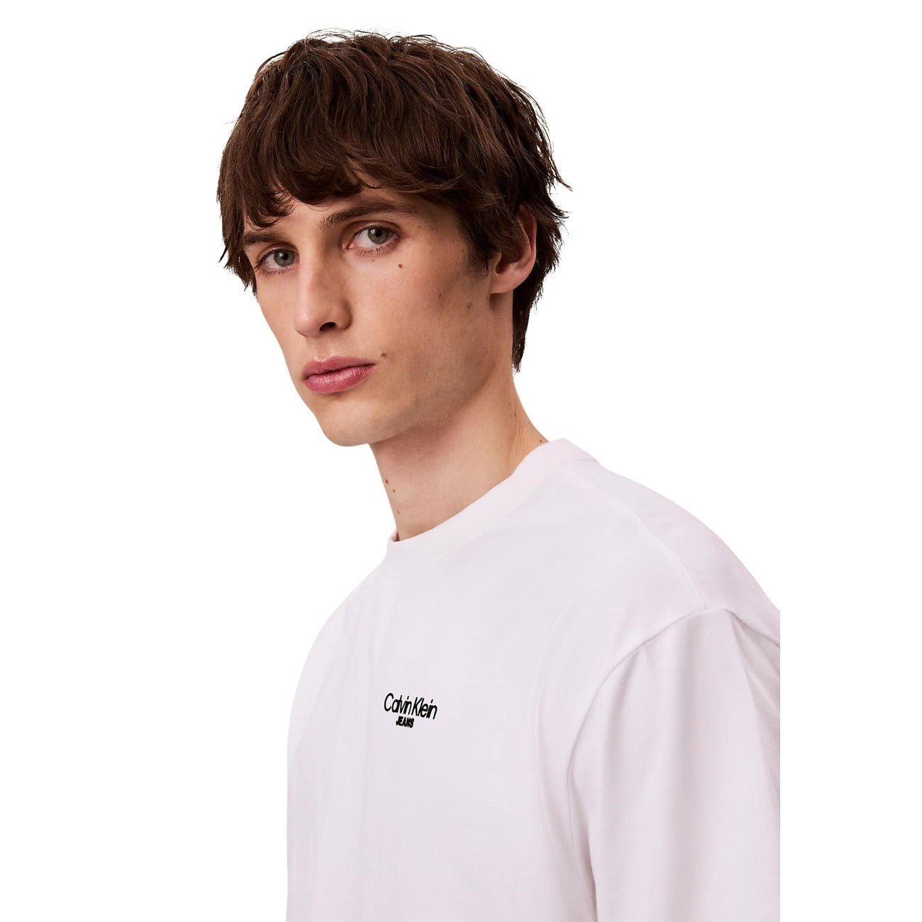 T-shirt Calvin Klein Jeans Bianca; 100% Cotone. Logo piccolo applicato, maniche corte, girocollo. Vestibilità regular, tessuto leggero e traspirante. Stile casual premium.