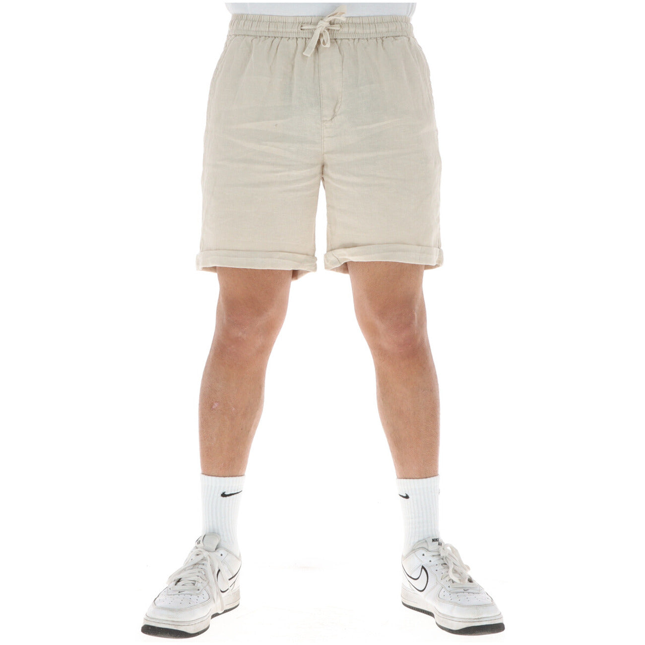 Bermuda Lyle & Scott 100% Lino; Vita elastica con coulisse, risvolto sul fondo, tasche anteriori e posteriori. Tessuto naturale traspirante, stile casual-raffinato. Beige sabbia. Vista frontale