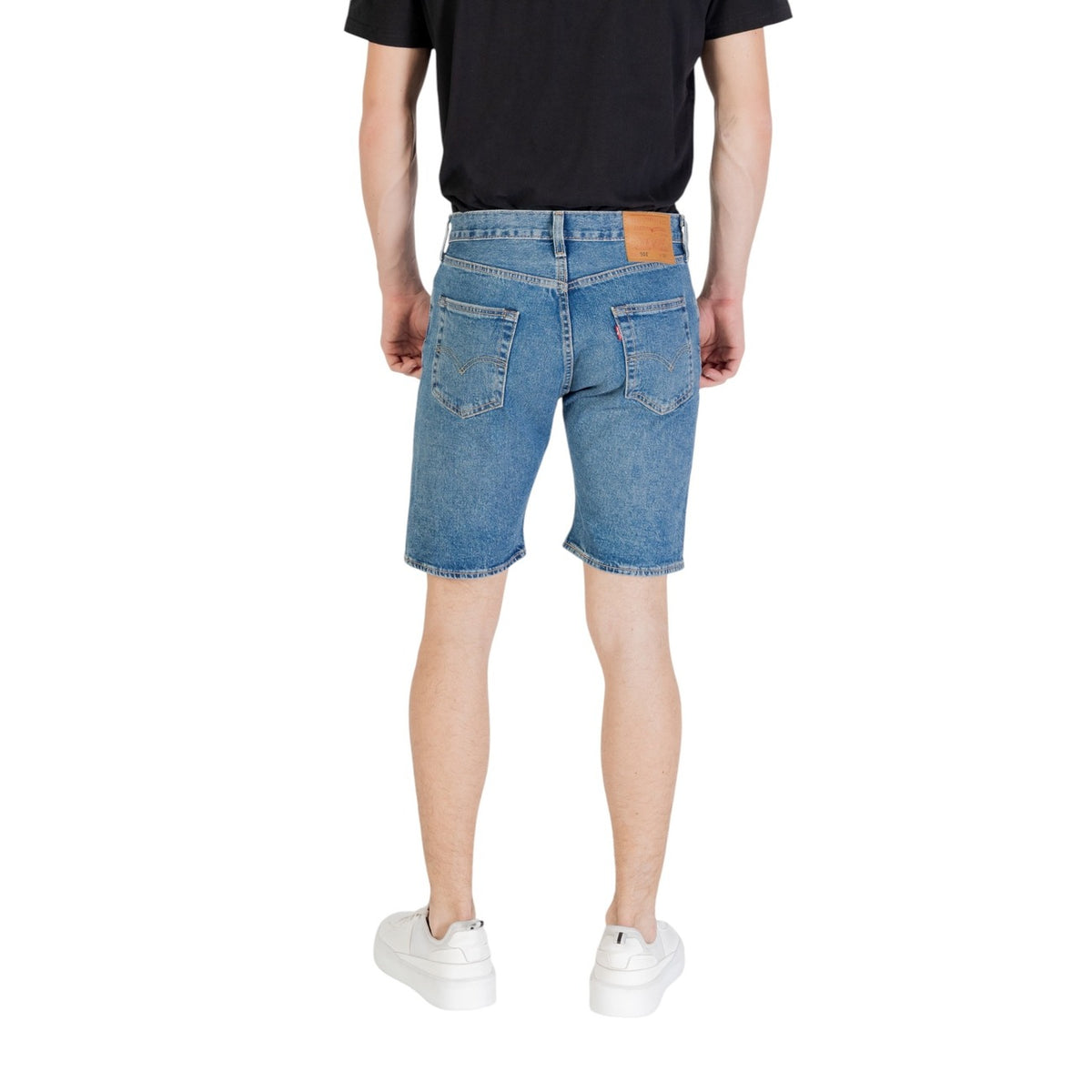 Pantaloncini corti Levi's 501 Original, 99% cotone e 1% elastane, chiusura a bottoni e cinque tasche; shorts denim blu con orlo rifinito e vestibilità regular. Vista posteriore