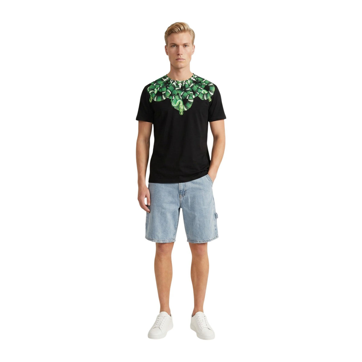 T-shirt County Of Milan; Nero. 100% Cotone premium. Stampa serpente su girocollo e spalle, maniche corte, fit regolare. Capo iconico streetwear, collezione Primavera/Estate 2026. Figura intera frontale