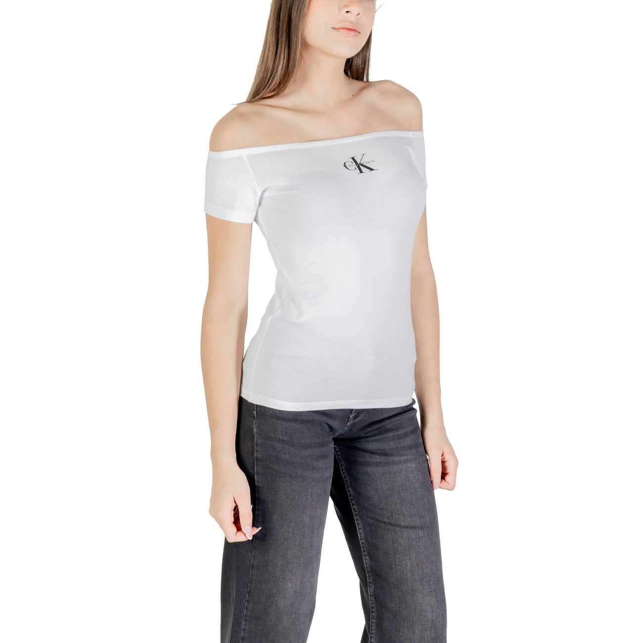 T-shirt Calvin Klein Jeans MONOGRAM OFF SHOULDE donna bianca maniche corte scollo a barca 95% cotone 5% elastan - vista laterale indossata da modello
