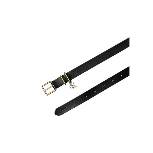 Cintura Sottile Pelle Calvin Klein Charm; Nero. 100% Vera pelle, fibbia e passanti dorati con charm monogramma CK. Larghezza sottile, stile sofisticato e moderno per ogni stagione.