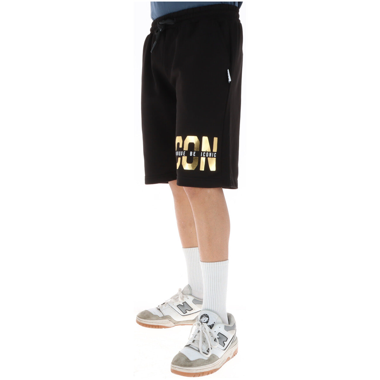 Bermuda ICON Gold Logo; 87% Cotone, 13% Poliestere. Nero con stampa oro laminata, vita con lacci, tasche a filo. Short uomo eleganti e sportivi, Made in Italy, stagione PE26. Vista laterale