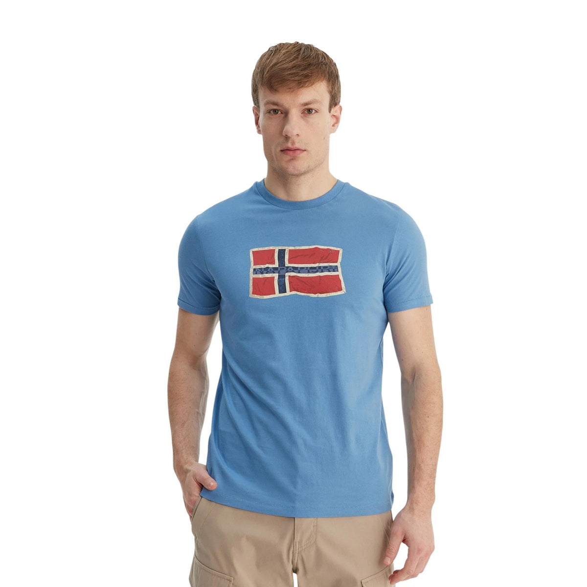 Napapijri S-Mahsa T-shirt; 100% cotone, stampa logo bandiera, regular fit. L'iconico capo Napapijri per uno stile distintivo e confortevole. Colore azzurra vista frontale