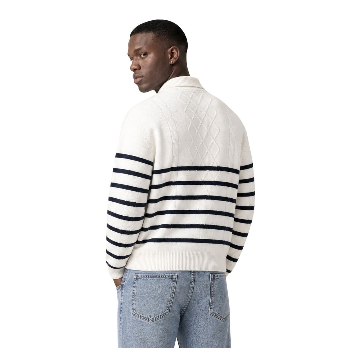 Cardigan Uomo Tommy Hilfiger Jeans; Bianco. 100% cotone rigenerato a maglia intrecciata con righe a contrasto. Colletto classico, chiusura con bottoni e fit regolare. Stile preppy-casual per la mezza stagione. Posteriore