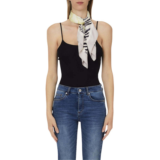 Sciarpa Liu Jo donna nera quadrata con stampa logo indossata da modello - vista frontale