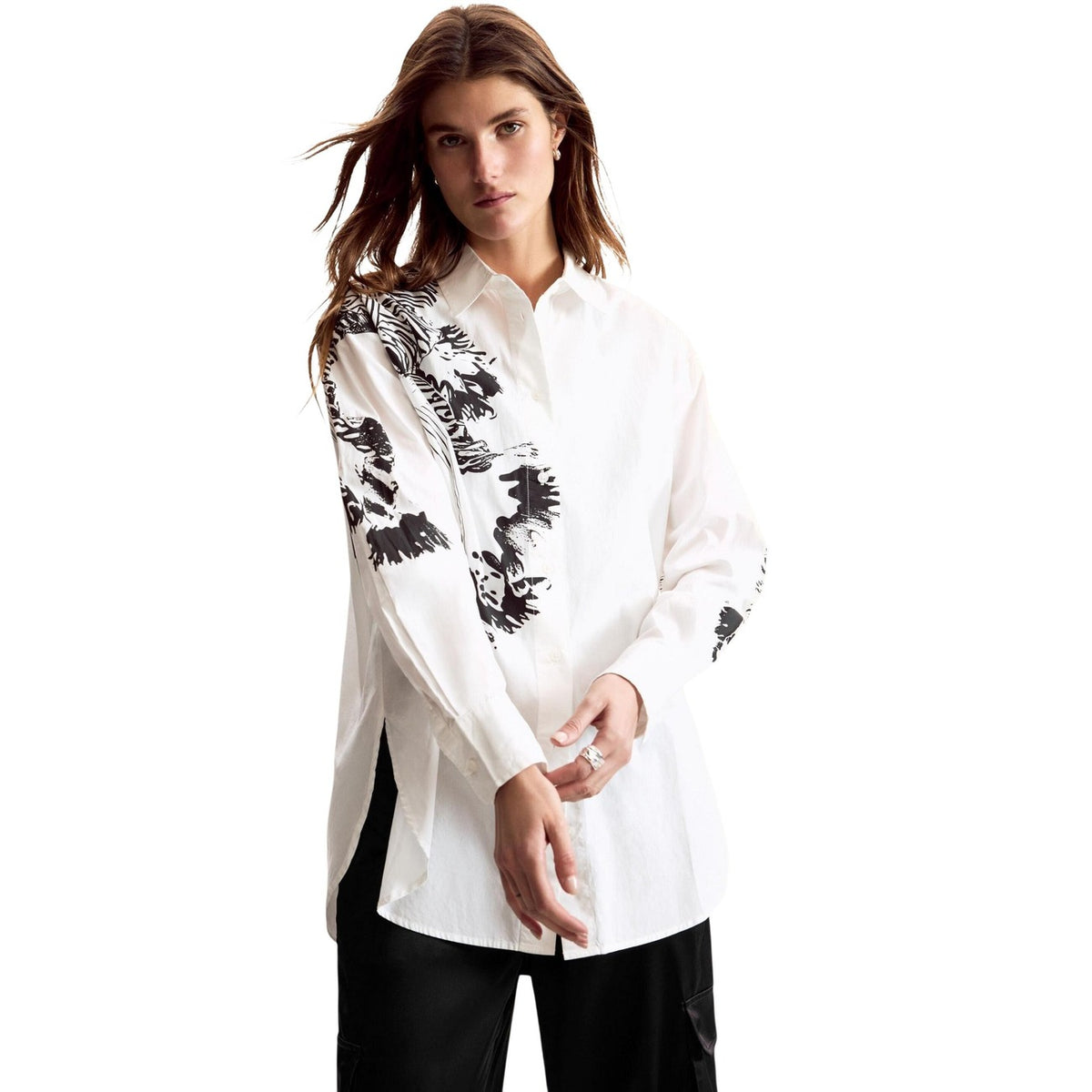 Camicia a maniche lunghe dal taglio oversize, con fondo liscio e stampa disegnata da M. Christian Lacroix.
Vista frontale