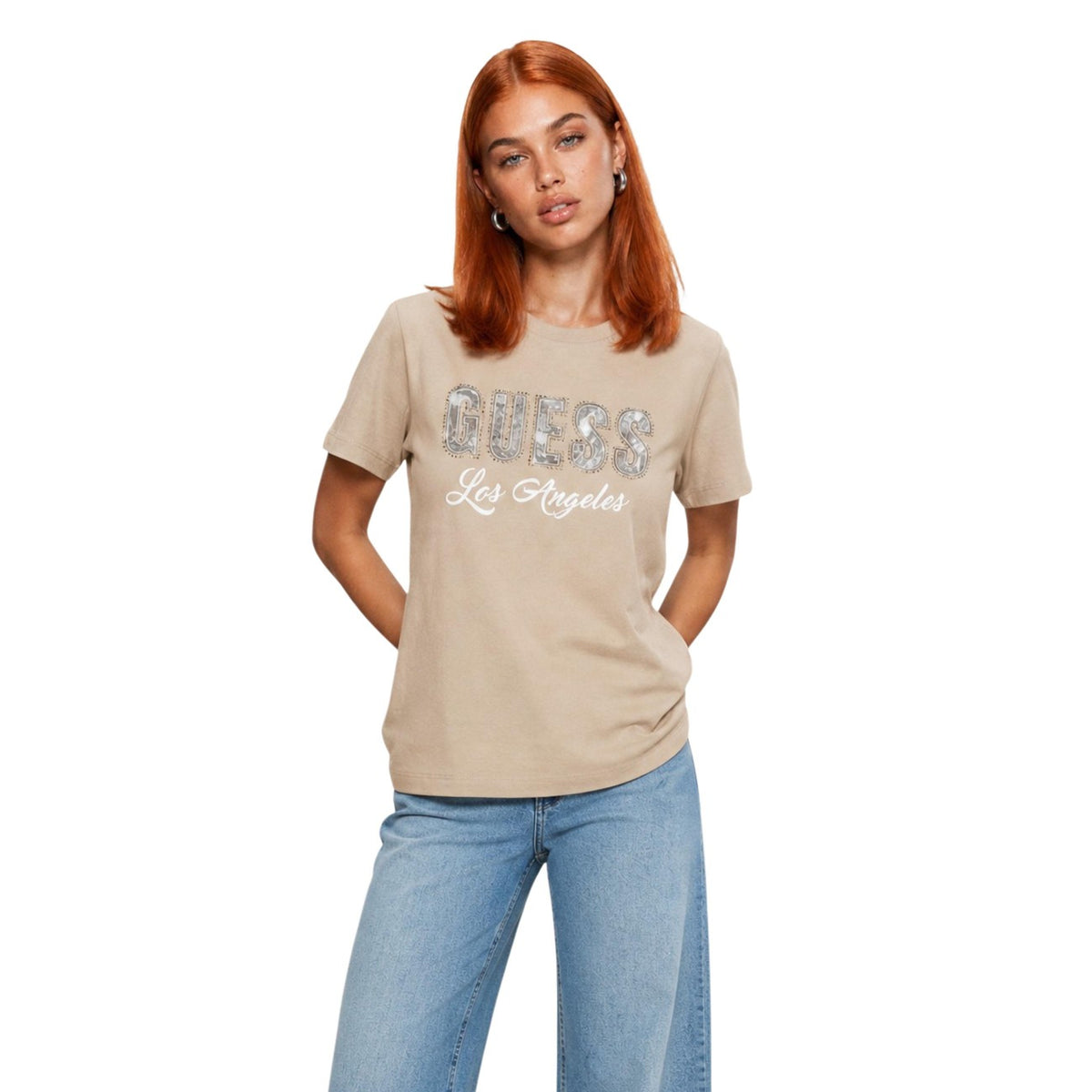 T-shirt Girocollo Donna Guess Snake Script; Tessuto 100% cotone a maniche corte con vestibilità regular. Stampa logo grafico effetto serpente con strass applicati, stile casual-luxury. Beige