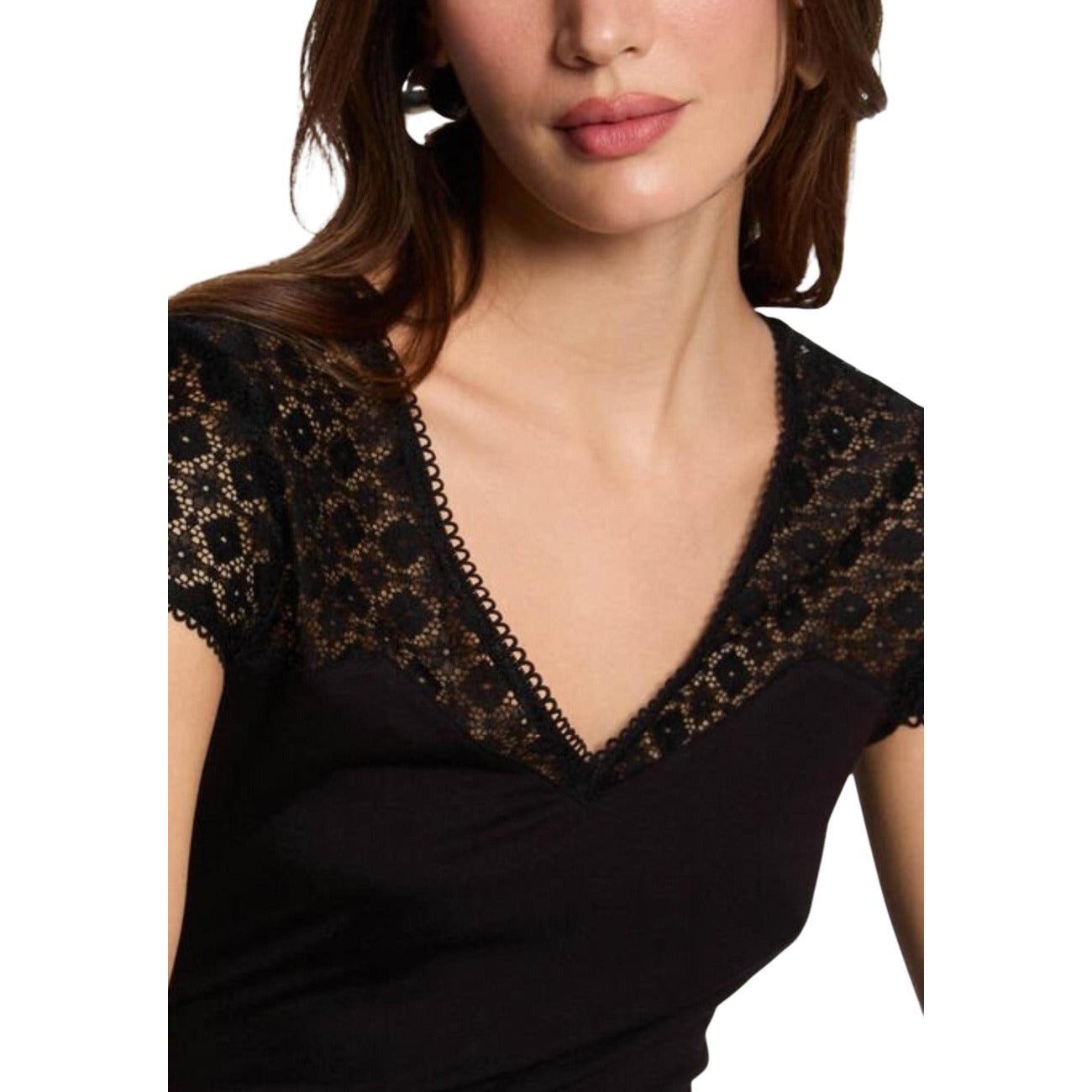 T-shirt Morgan De Toi in Viscosa e Pizzo; Nero. Scollo a V, tessuto fluido e leggero, dettagli femminili sulle spalle. Stile casual-chic ideale per la stagione primavera-estate. Dettaglio scollo