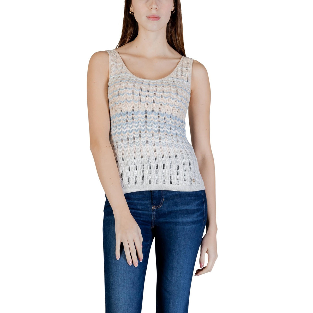 Canotta Guess SL ROSALYN TANK TOP SWTR maglia in filo donna beige smanicato scollo tondo 86% viscosa 10% poliestere 4% lurex - vista frontale indossata da modello
