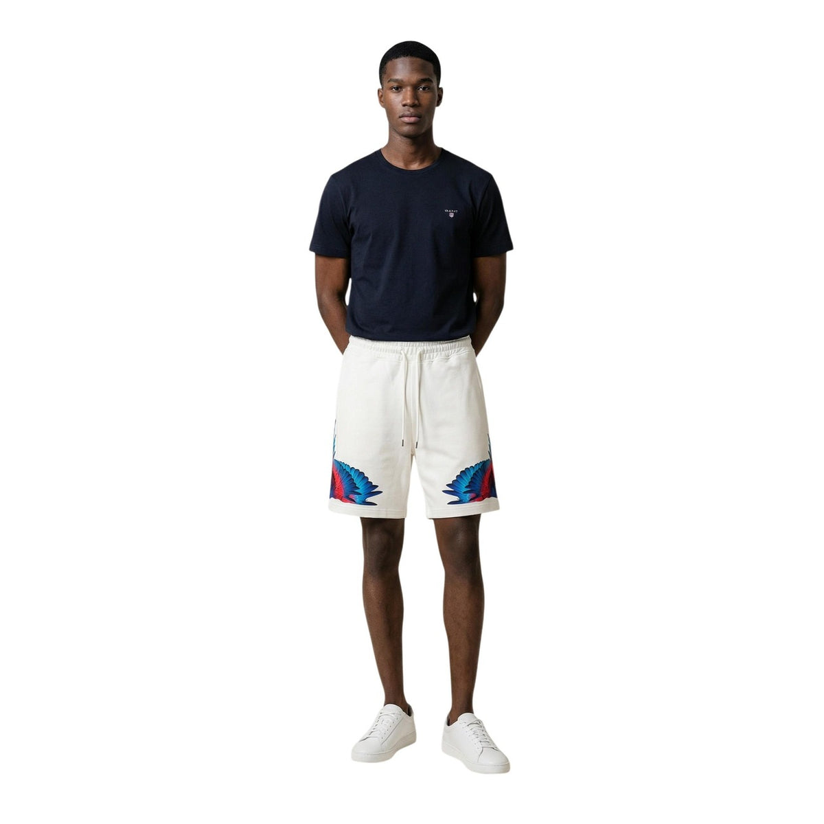 Bermuda County of Milan Wings; 100% cotone, coulisse in vita, stampa ali grafiche, fit rilassato. Lo shorts streetwear iconico per la tua estate. Figura intera