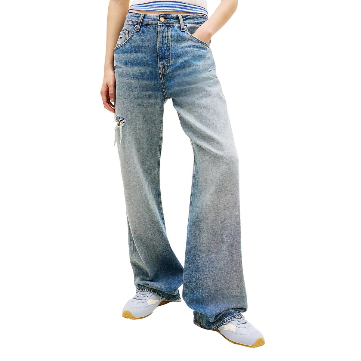 Jeans Tommy Hilfiger Mia; Ultra Relaxed Fit, Azzurro. 71% Cotone Organico, 29% Lyocell. Taglio dritto, vita media, dettagli distressed. Stile grunge-vintage per la stagione Primavera/Estate. Vista frontale