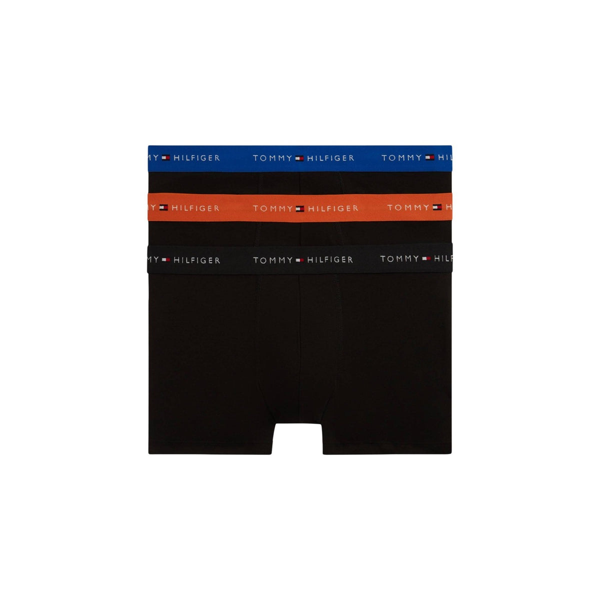 Pack 3 Boxer Trunk Tommy Hilfiger Signature; Nero. Cotone Organico Stretch, tecnologia antiumidità, elastico con logo ripetuto. Vestibilità aderente, supporto traspirante, qualità premium ecosostenibile. Fascia scritta arancione blu e nero