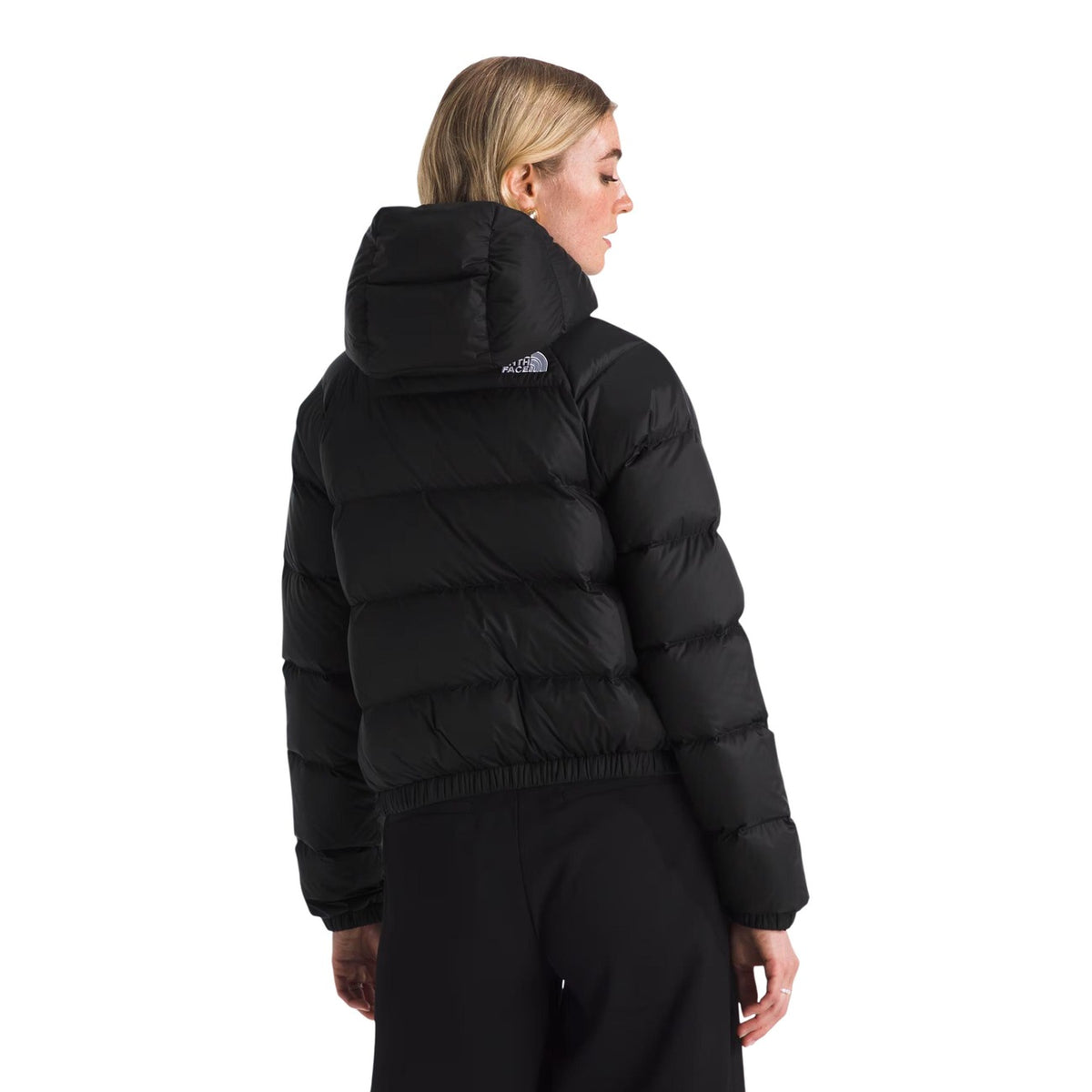 Piumino nero con cappuccio donna The North Face Hydren Down NF0A5GGG. Giacca invernale imbottita con logo bianco ricamato, cerniera full zip, tasche con zip e bordi elasticizzati antivento.