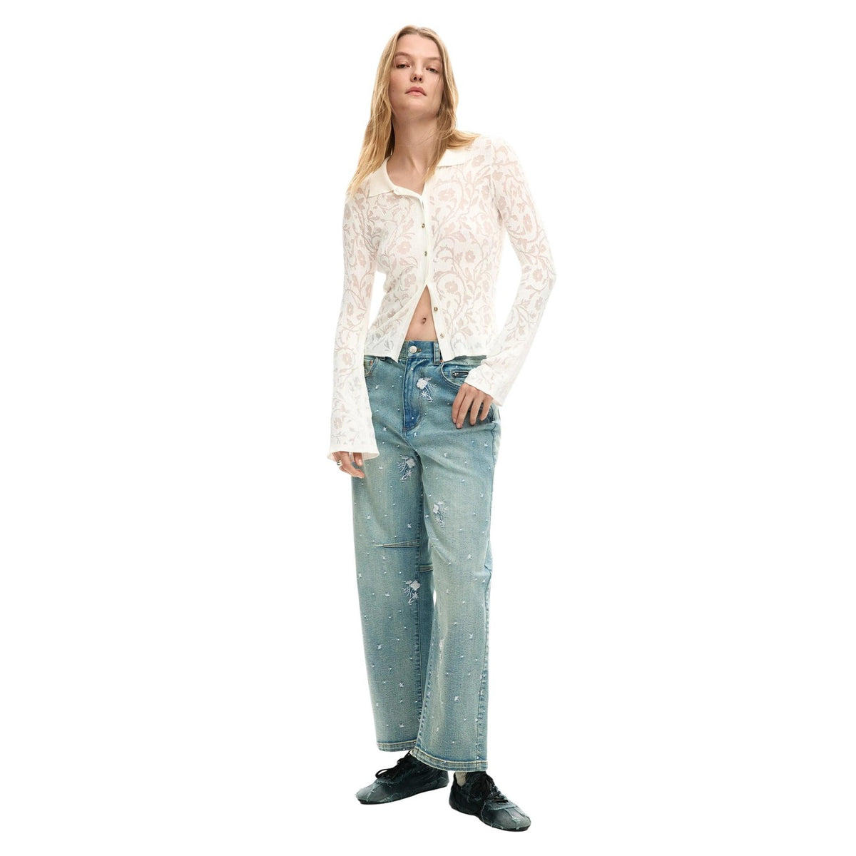 Camicia in Maglia Donna; manica lunga, colletto a camicia, chiusura con bottoni, fit regolare. L'alternativa raffinata e morbida alla classica camicia. Colore bianca figura intera