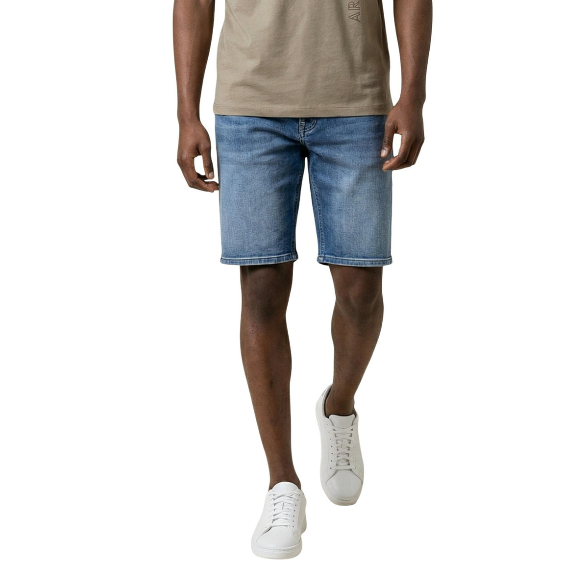 Replay Bermuda M1072D; denim stretch, taglio dritto, lunghezza sopra il ginocchio, 5 tasche. Lo short versatile per la tua estate. Vista frontale