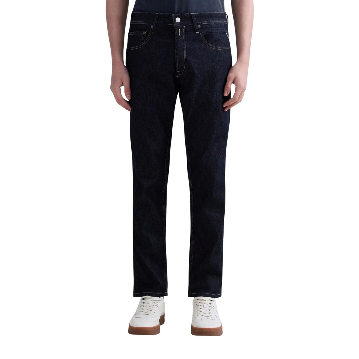 Jeans Replay M1008J Anbass; 80% cotone, 12% Lyocell, 8% elastam. Taglio Regular-Slim, 5 tasche, chiusura con bottoni. Denim ultra-stretch, traspirante e resistente.