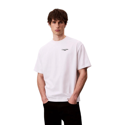 T-shirt Calvin Klein Jeans Bianca; 100% Cotone. Logo piccolo applicato, maniche corte, girocollo. Vestibilità regular, tessuto leggero e traspirante. Stile casual premium. Vista frontale