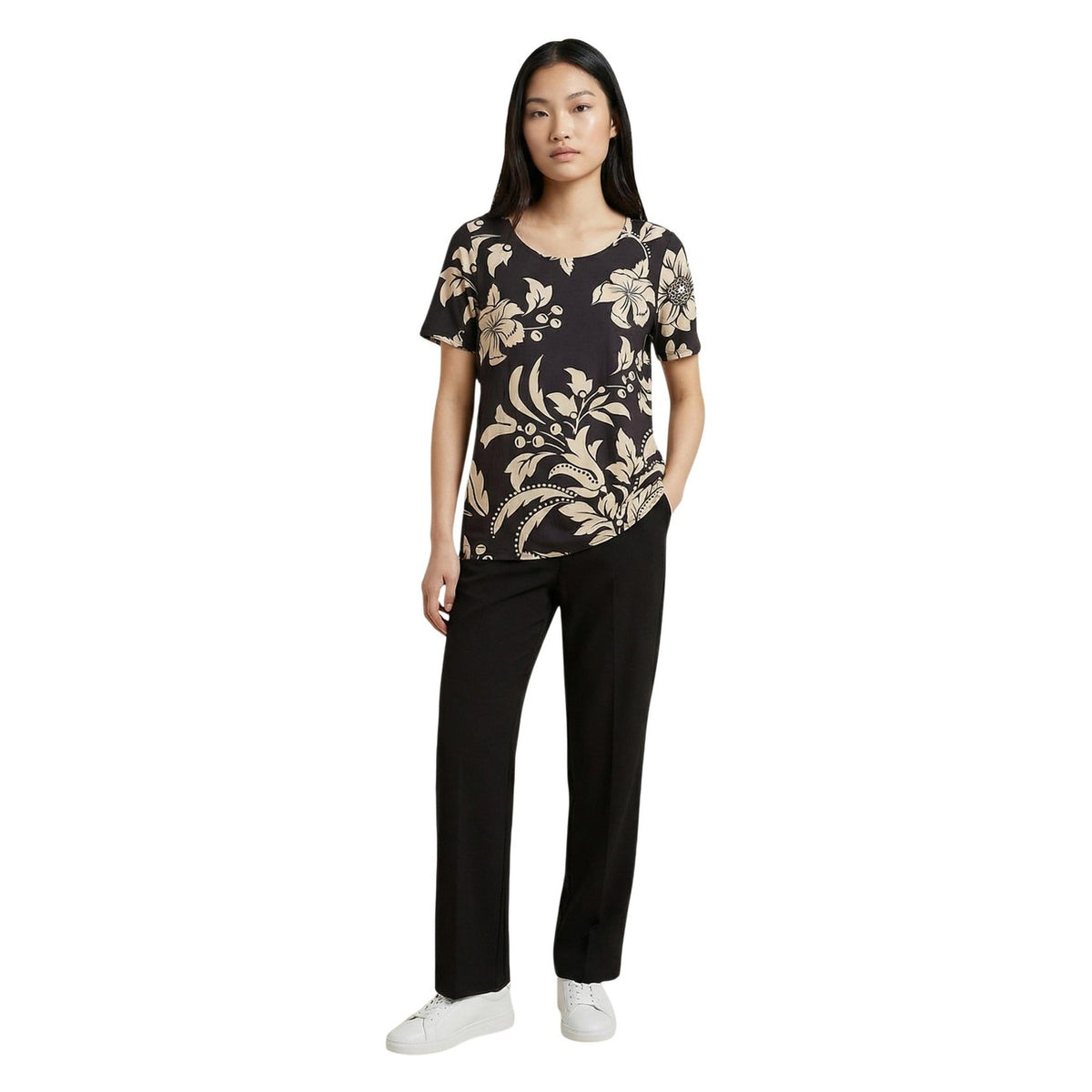 JDY Troya Life Top; 83% viscosa, 17% nylon riciclato. Blusa a maniche corte con fantasia a fiori grandi e vestibilità confortevole. Vista frontale figura intera