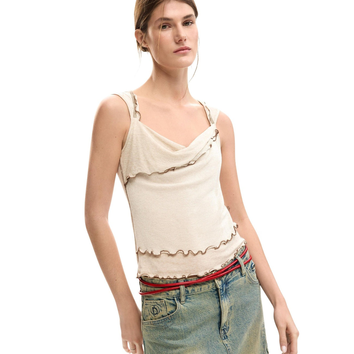 Canotta Desigual SS26; beige, scollo asimmetrico, effetto strati, profili a contrasto, tessuto a maglia. Stile unico e versatile. Vista frontale