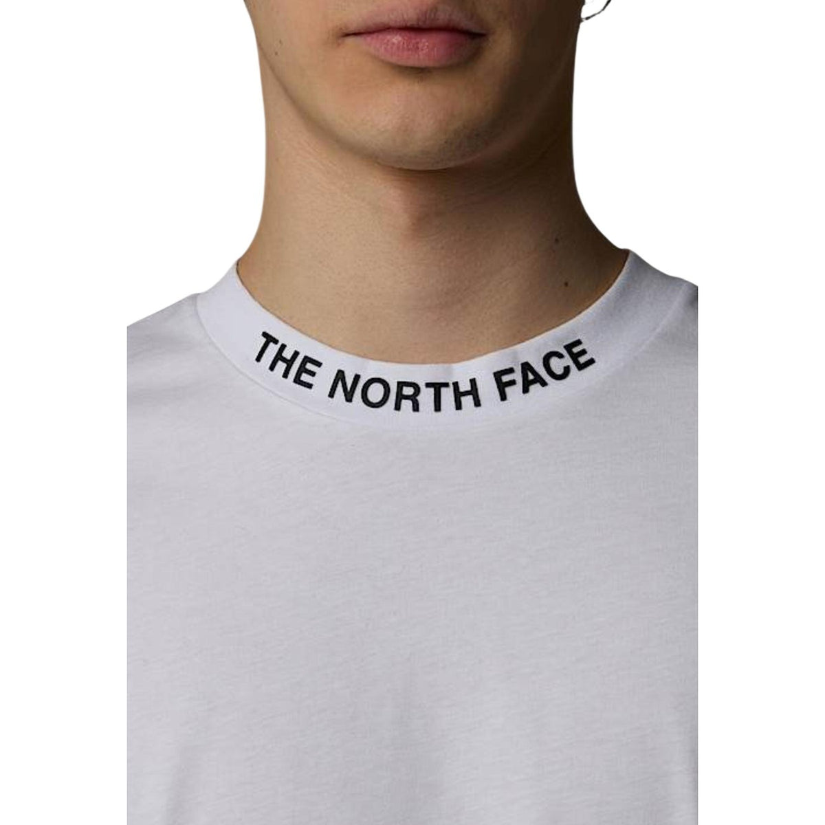 T-shirt bianca The North Face Zumu Relaxed Fit in 100% cotone con logo stampato sul colletto, design essenziale per il tempo libero e l'outdoor. Vista frontale Dettaglio scollo logi
