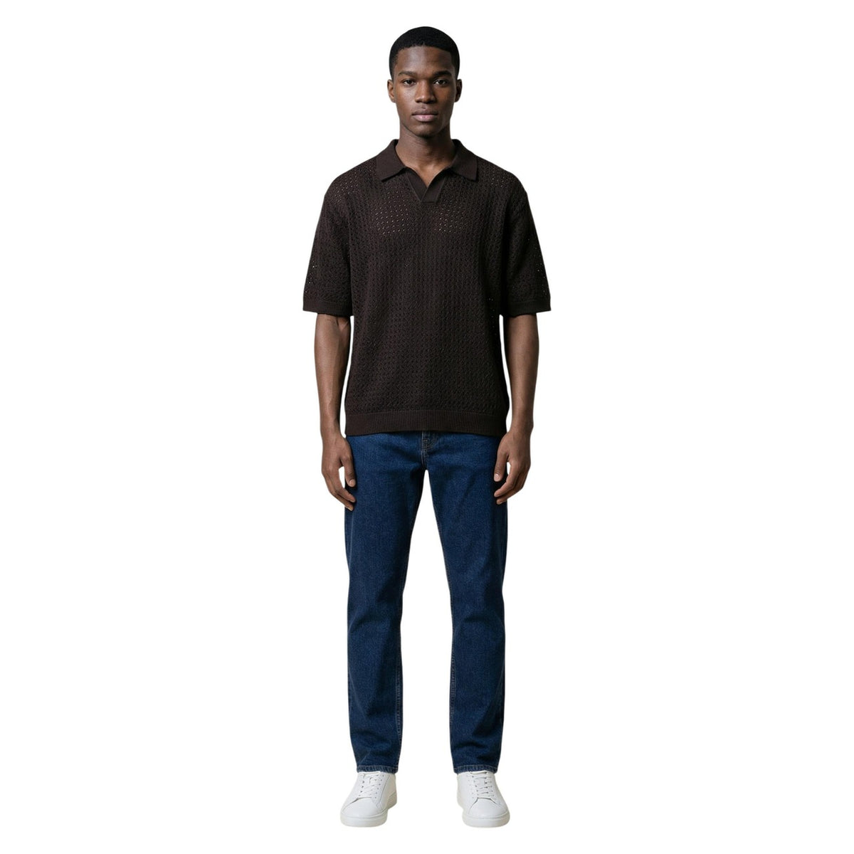 Only & Sons Polo Maglia Geometrica; design traforato, colletto coreana, scollo a V, 70% cotone riciclato. La polo estiva moderna, sostenibile e fresca. Colore marrone. Vista frontale Figura intera