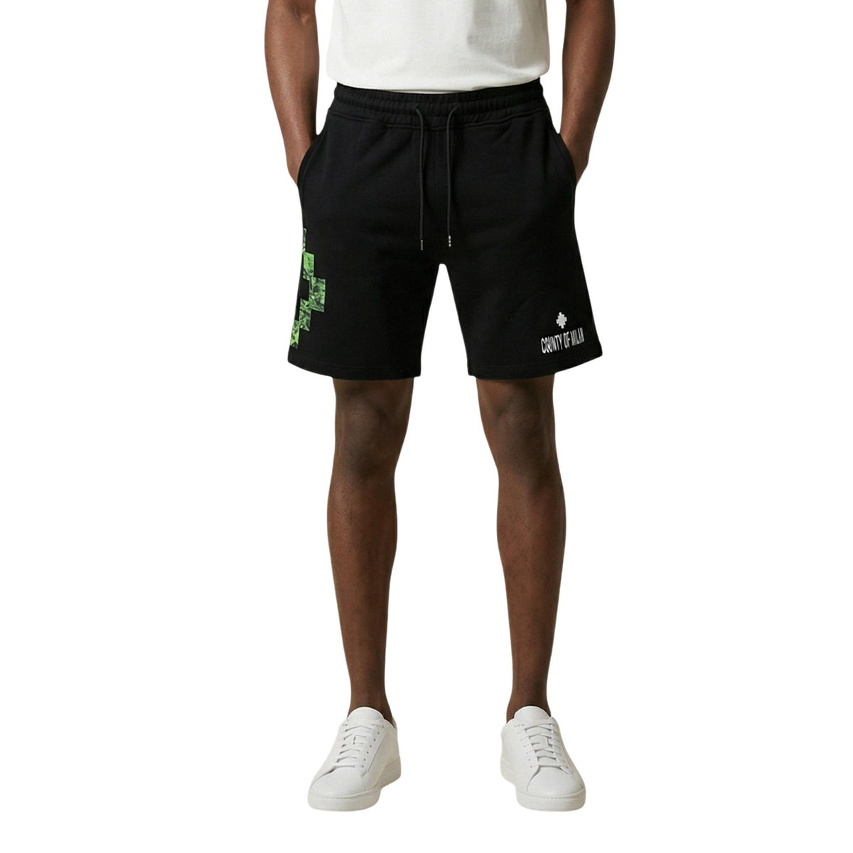 Bermuda County of Milan S6CMMABE072; 100% cotone, grafica geometrica verde, logo a contrasto. Vita con coulisse, tasche laterali, vestibilità morbida. Shorts sportivi di lusso, design audace. Vista frontale