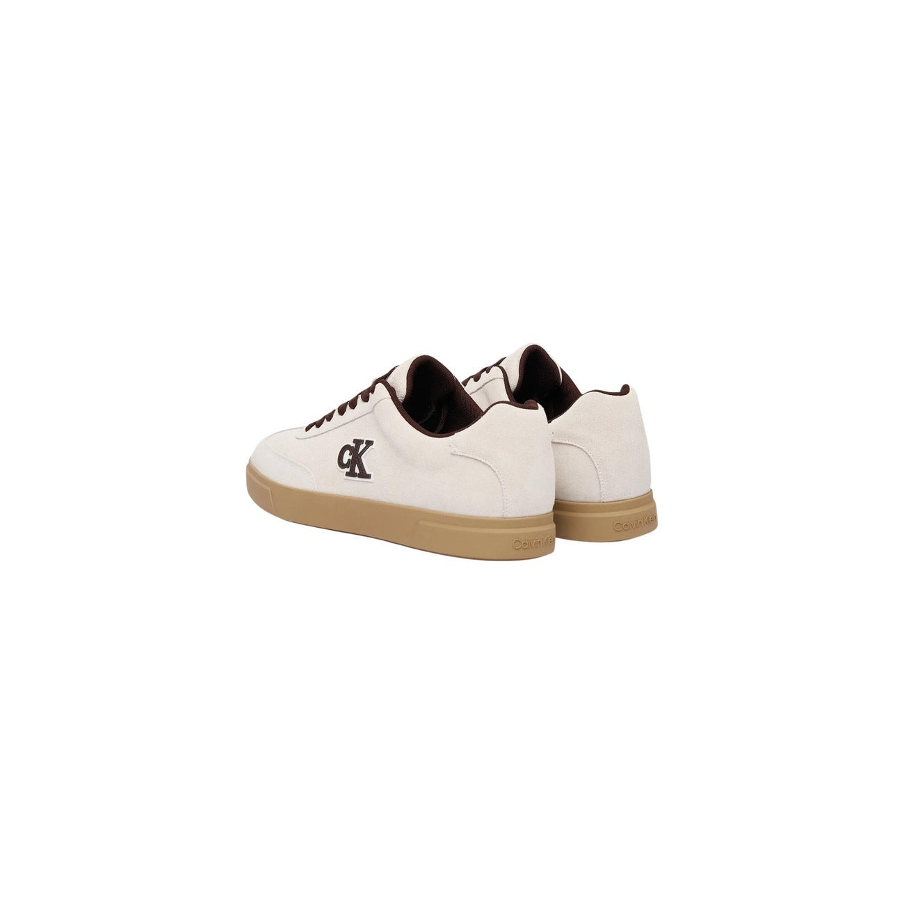 Sneaker Calvin Klein NYC; 100% Camoscio. Struttura Strobel, soletta Airfit®, suola antiscivolo. Scarpa uomo bassa, flessibile e traspirante per la PE26. Vista posteriore