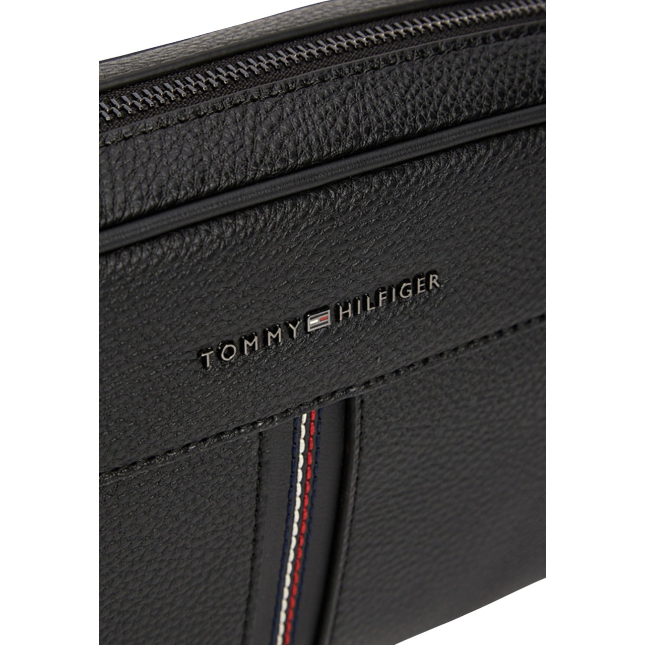 Pochette Tommy Hilfiger; finitura zigrinata, manico a bracciale, logo in metallo, tasca interna. L'accessorio indispensabile per il quotidiano. Dettaglio logo