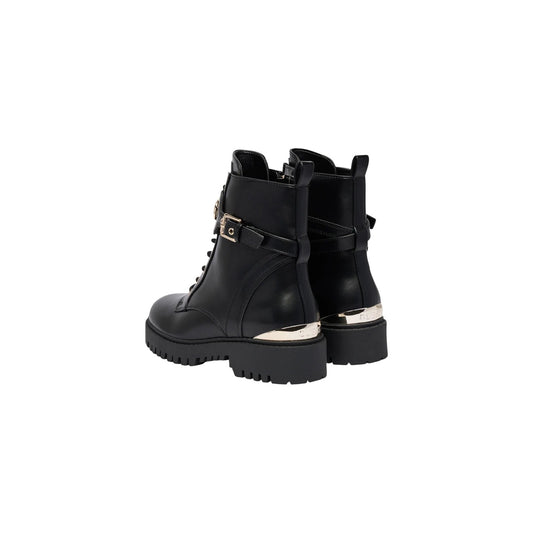 Stivaletti Guess donna nero Olanna FLTOLA ELE10. Anfibi neri in poliuretano con suola alta carrarmato tacco 4 cm, cinturino con fibbia dorata e logo Guess, collezione autunno inverno.