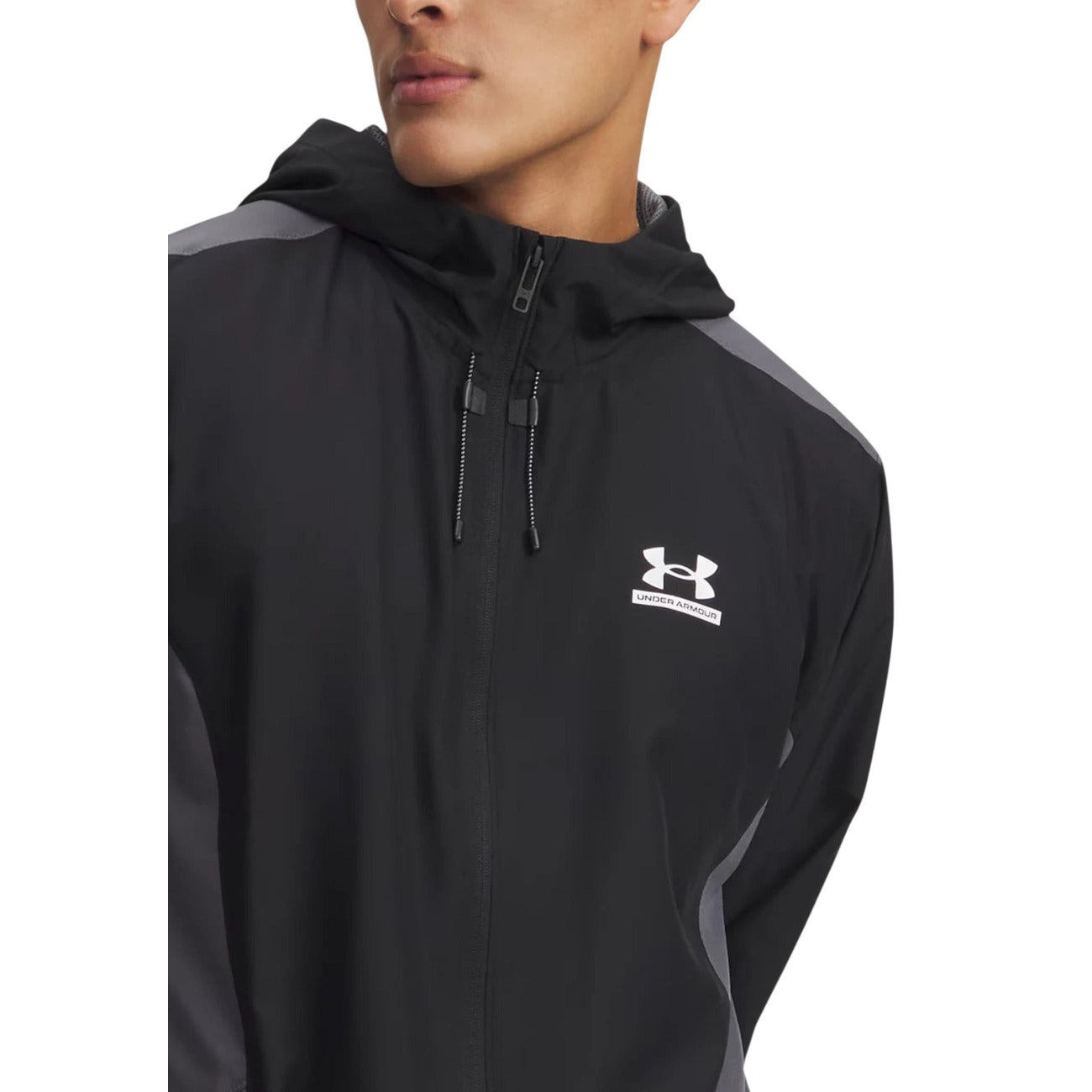 Giacca Under Armour UA TECH SPORT WOVEN JKT uomo nera con cerniera cappuccio maniche lunghe tasche anteriori 100% poliestere - vista frontale dettaglio logo indossata da modello