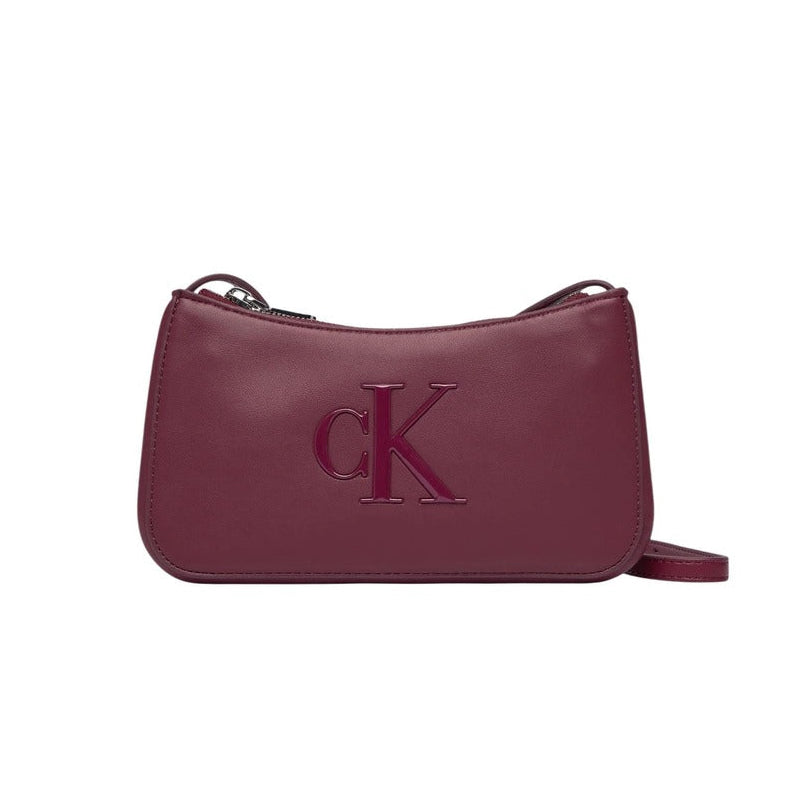 Calvin Klein Bold CK Mini Bag; 100% poliuretano, logo in rilievo, chiusura con zip. La borsa essenziale e leggera per contenere lo stretto necessario con stile. Colore bordeaux