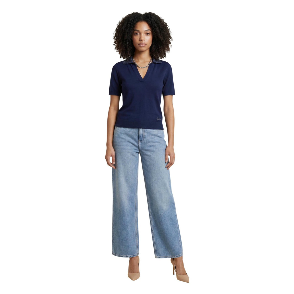 Polo blu navy in lana leggera Guess Stormi con scollo a V e decorazioni in strass, maniche corte e taglio regolare confortevole. Vista frontale Figura intera
