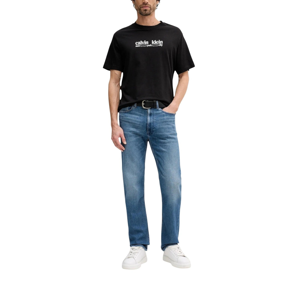 Jeans Calvin Klein Jeans uomo blu con zip bottone tasche anteriori posteriori 85% cotone 13% poliestere 2% elastan - vista frontale indossati da modello