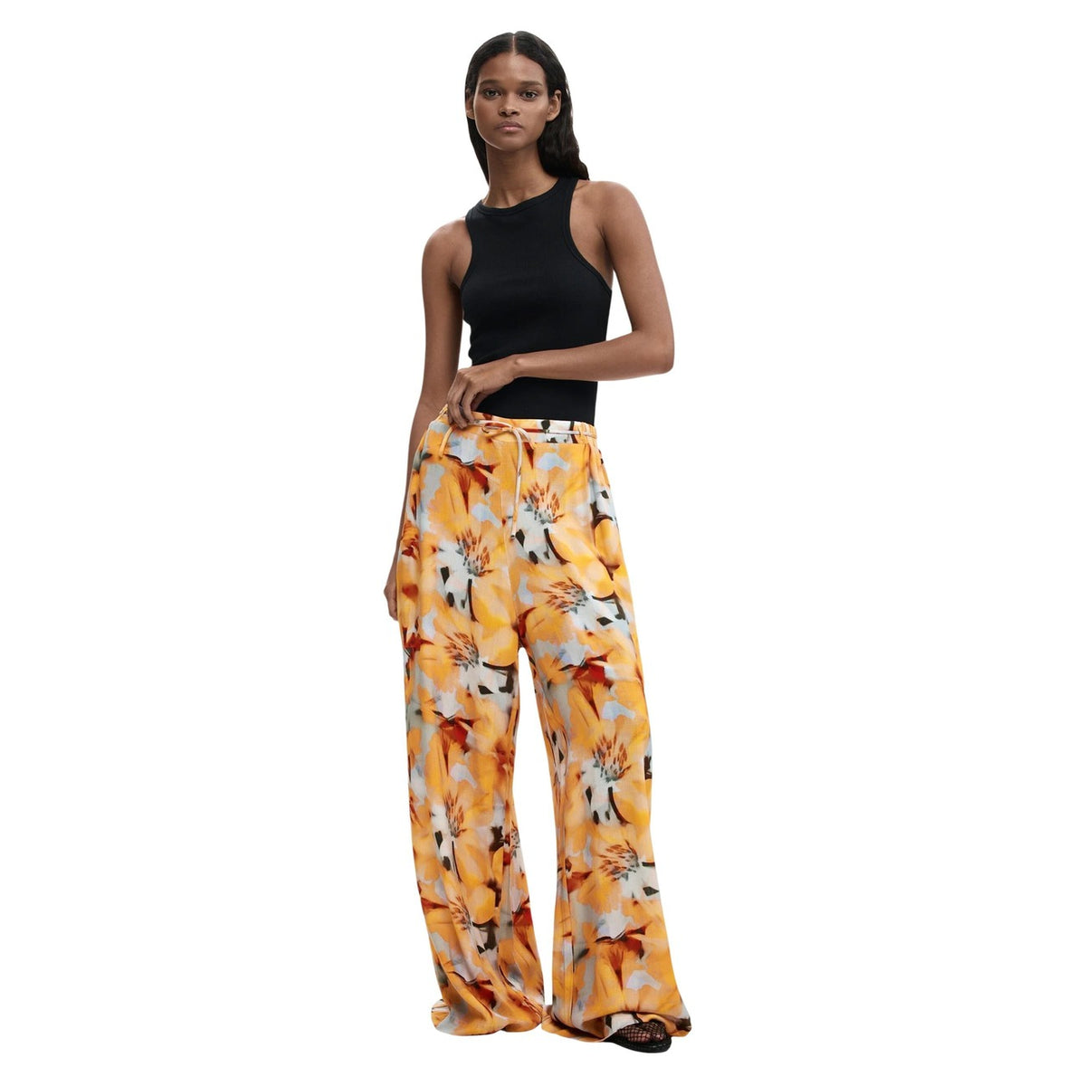 Pantaloni Desigual in viscosa ECOVERO™; stampa floreale, fit regolare, gamba ampia, vita elasticizzata. Eleganza estiva sostenibile. Vista frontale figura intera