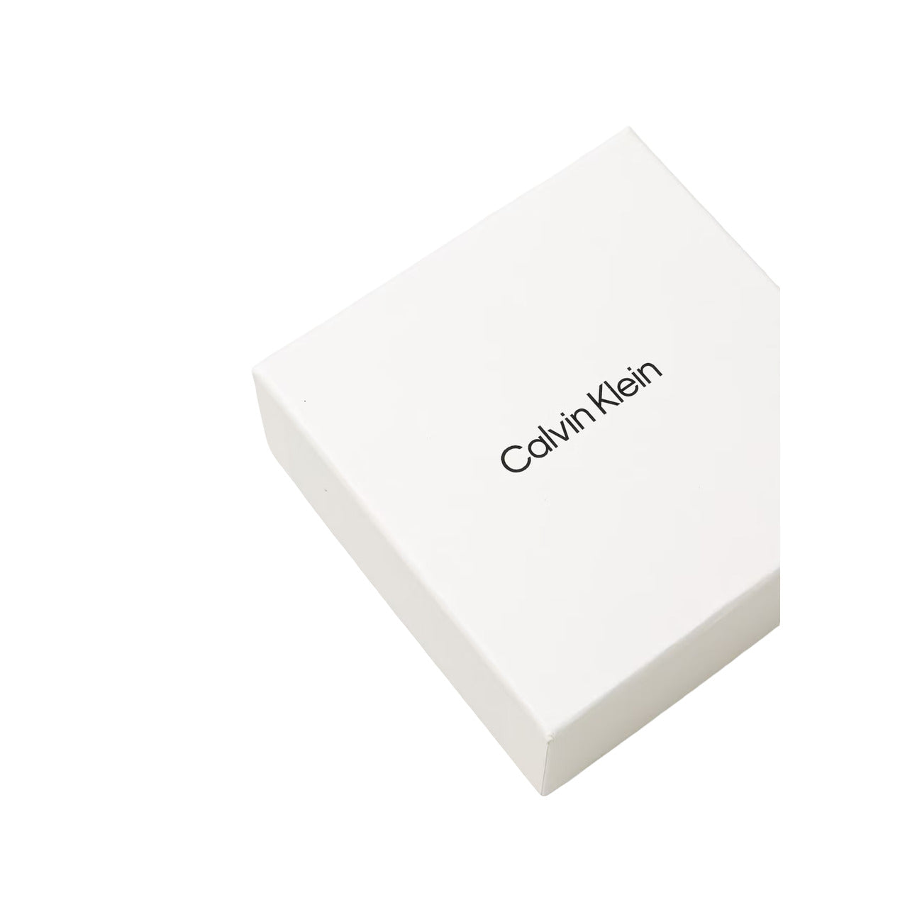 Cintura Sottile Donna Calvin Klein; Nero. 100% Pregiata pelle liscia, larghezza 2 cm, fibbia rotonda in metallo dorato con logo inciso. Accessorio elegante 4 stagioni. Vista scatola
