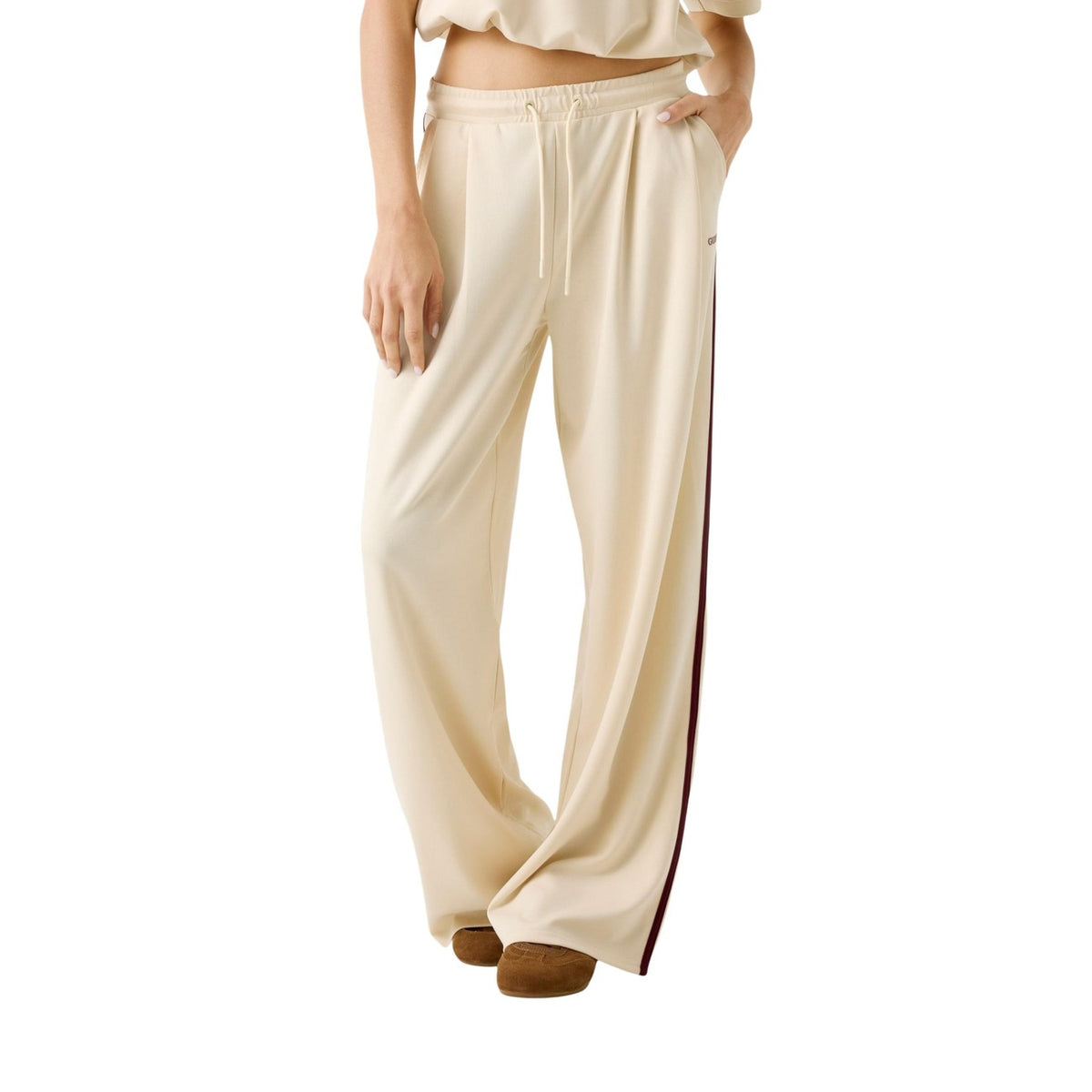 Guess Jasmine Wide Leg Pant; tessuto tecnico stretch (Modal/Lyocell), vita regolabile con coulisse, gamba larga. Comfort premium e stile active-chic. Vista frontale