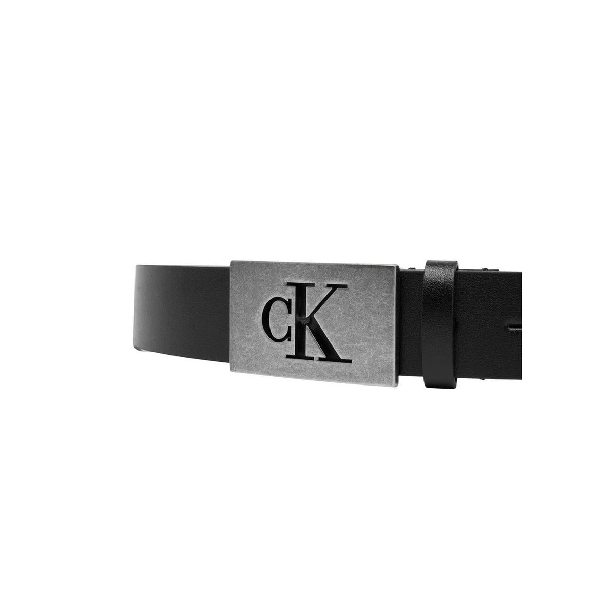 cintura da uomo Calvin Klein CK PLAQUE SMOOTH 35MM è un accessorio realizzato al 100% in pelle di alta qualità. La fibbia rettangolare in metallo spazzolato, con il logo CK inciso vista dettaglio logo
