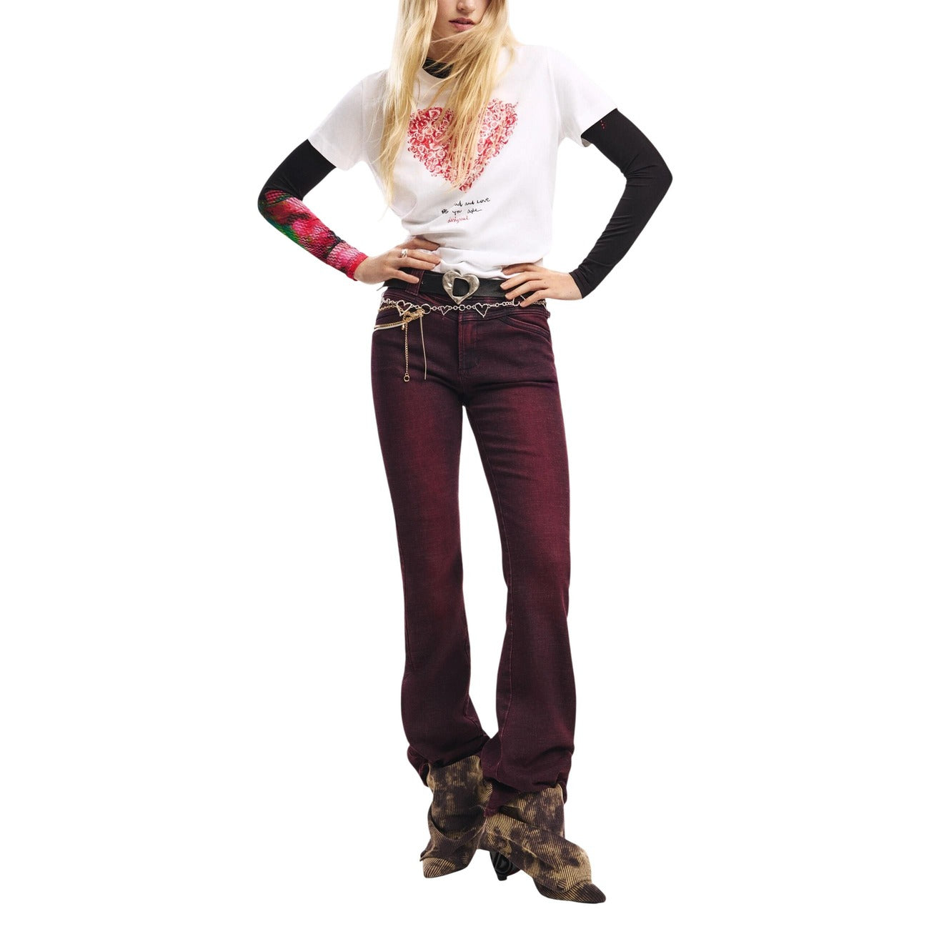 T-shirt Desigual donna bianca manica corta con cuore stampa scollo tondo 100% cotone - vista frontale indossata da modello