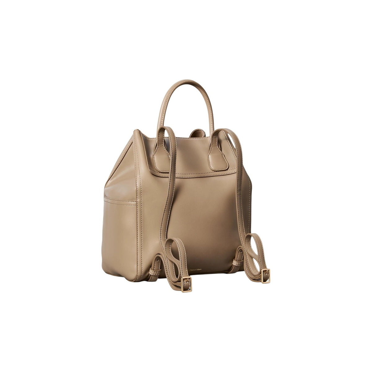 zaino beige Calvin Klein CK DRAWSTRING. Realizzato con una combinazione di 51% poliestere riciclato e 49% poliuretano chiusura con coulisse e dai dettagli metallici dorati. logo CK applicato sulla parte frontale. Vista posteriore