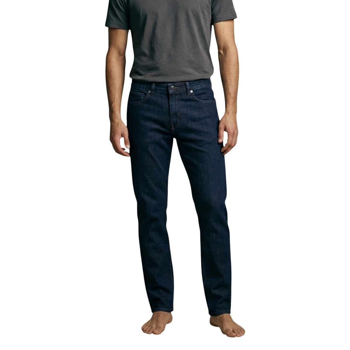 Jeans Boss uomo blu chiusura con zip e bottone tasche anteriori e posteriori 99% cotone 1% elastan - vista frontale indossata da modello figura intera