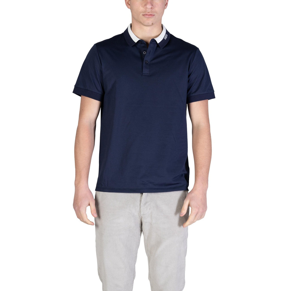 Polo Guess SS Paul; Blu. Misto cotone ed elastene. Colletto logato, chiusura a 3 bottoni, maniche corte. Comfort elasticizzato e stile iconico per il tempo libero. Vista frontale
