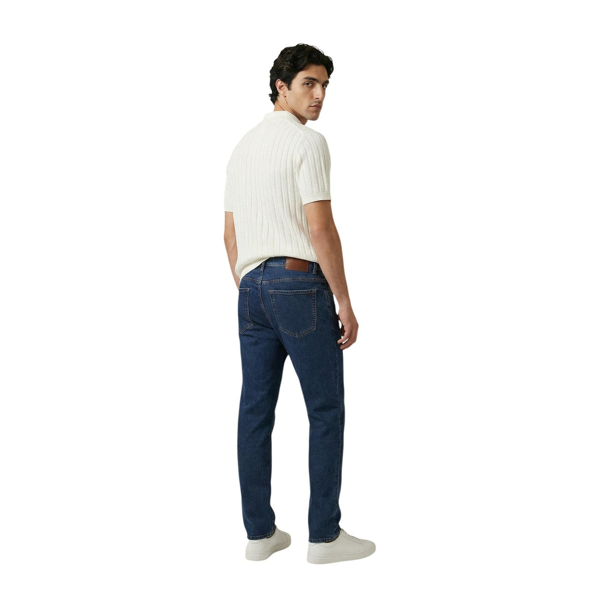 Guess Lonny Polo Herringbone; 50% cotone 50% viscosa, trama a spina di pesce, stile knitwear contemporaneo. Colore bianco. Vista posteriore