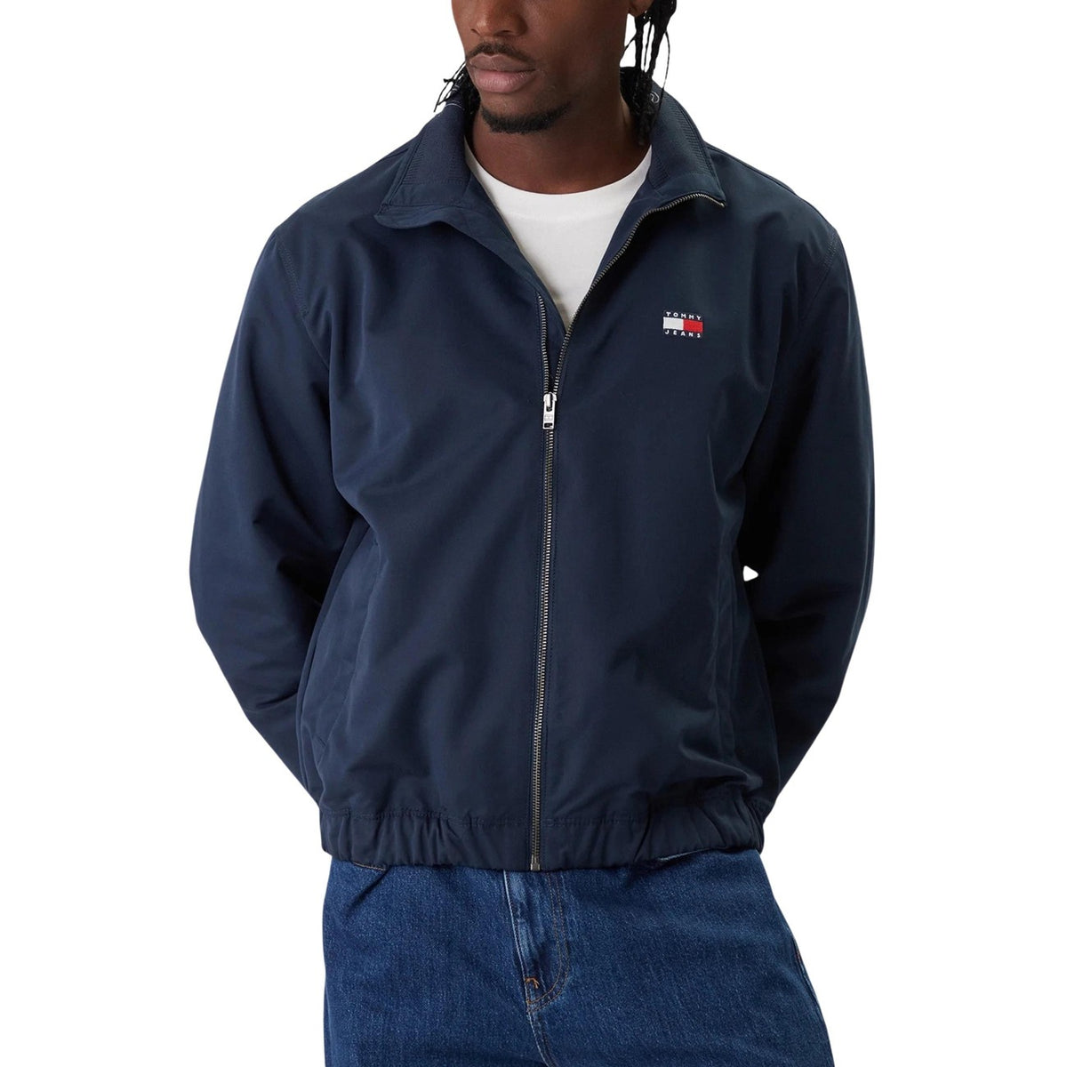Giacca Tommy Hilfiger Jeans transizione ESSENTIAL uomo blu con cerniera tasche maniche lunghe scollo alto 100% poliestere - vista frontale indossata da modello
M