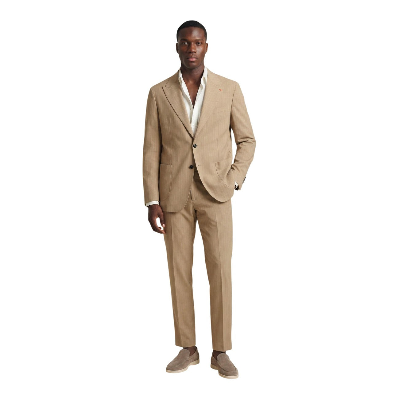 Abito Mulish Carducci; Beige, 100% Poliestere Tecnico. Giacca 2 bottoni con tasche a toppa, pantalone dritto. Vestibilità confortevole, tessuto resistente alle pieghe. Stile contemporaneo per business e cerimonie.