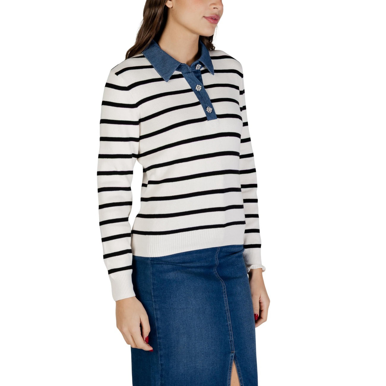 Maglia Morgan De Toi donna beige a righe con bottoni colletto classico maniche lunghe - vista laterale indossata da modello