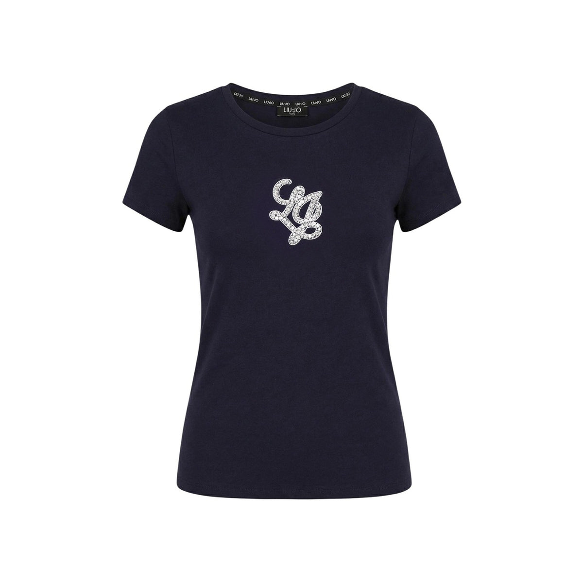 Modella indossa la t-shirt blu scuro Liu Jo TA6285 JS923 in cotone con logo ricamato, abbinata a jeans a vita alta in un contesto urbano luminoso.